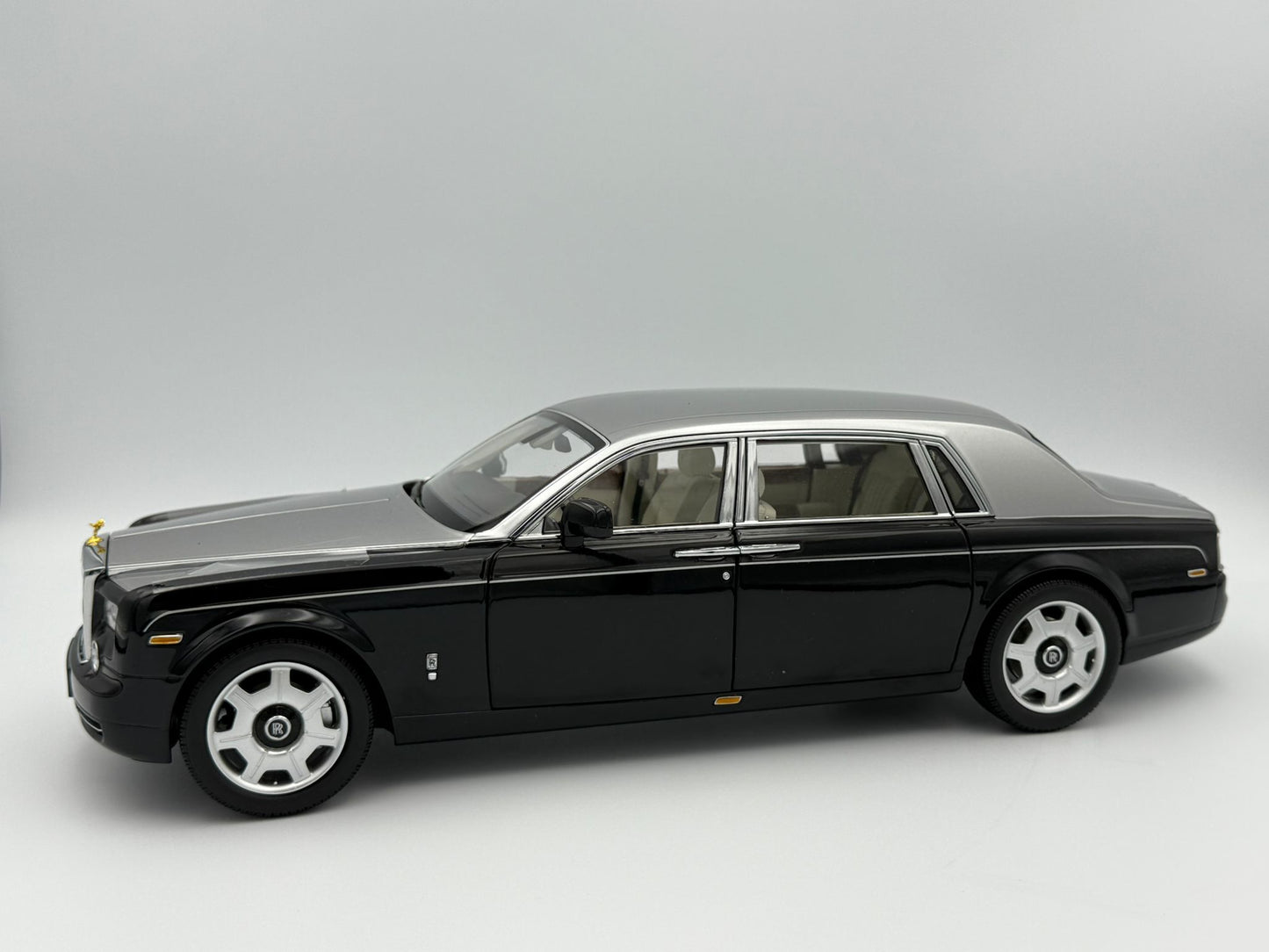 Kyosho Rolls-Royce Phantom EWB (Black/Silver)
