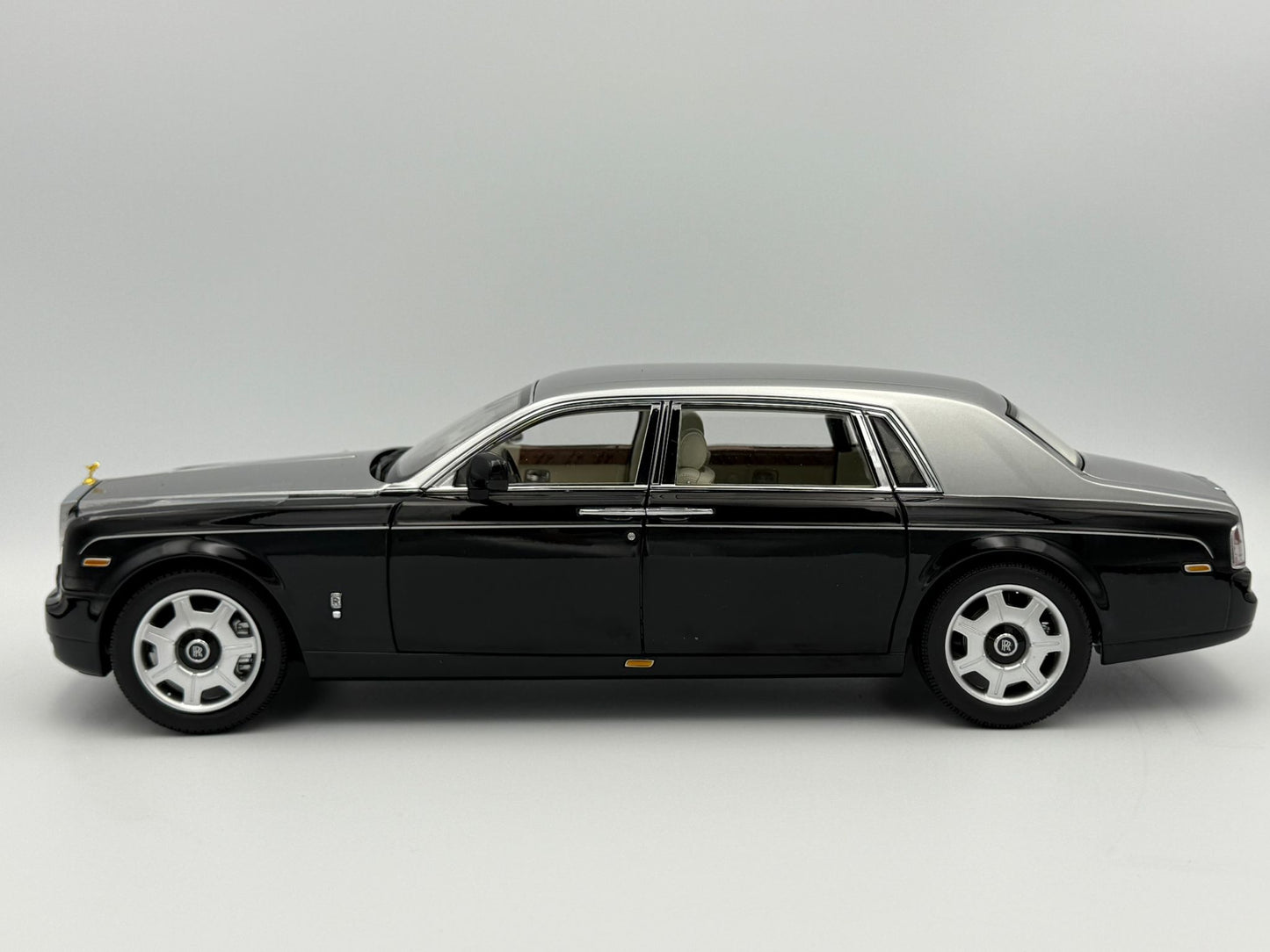 Kyosho Rolls-Royce Phantom EWB (Black/Silver)