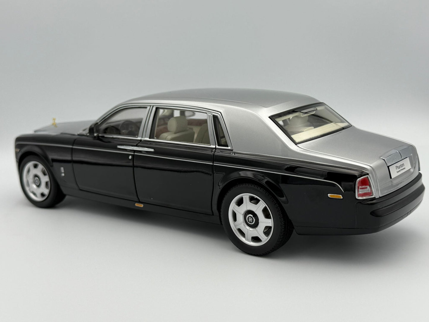 Kyosho Rolls-Royce Phantom EWB (Black/Silver)