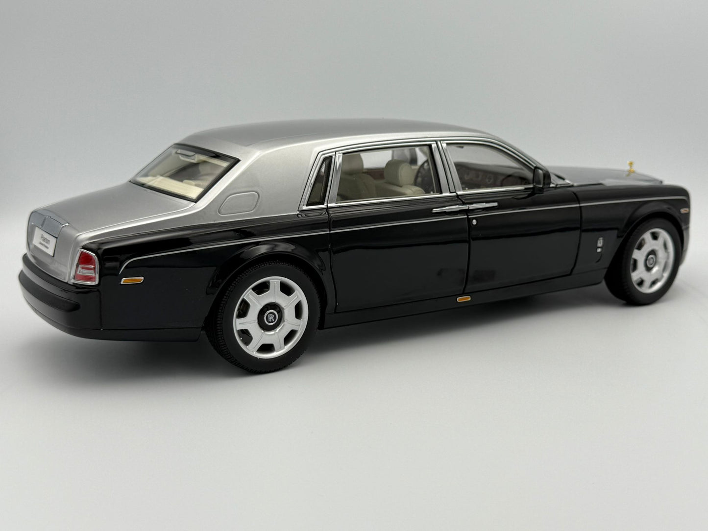 Kyosho Rolls-Royce Phantom EWB (Black/Silver)