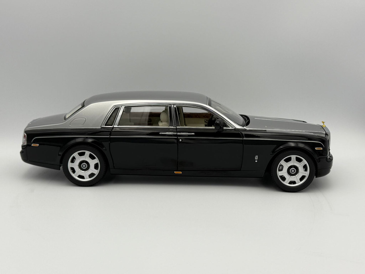 Kyosho Rolls-Royce Phantom EWB (Black/Silver)
