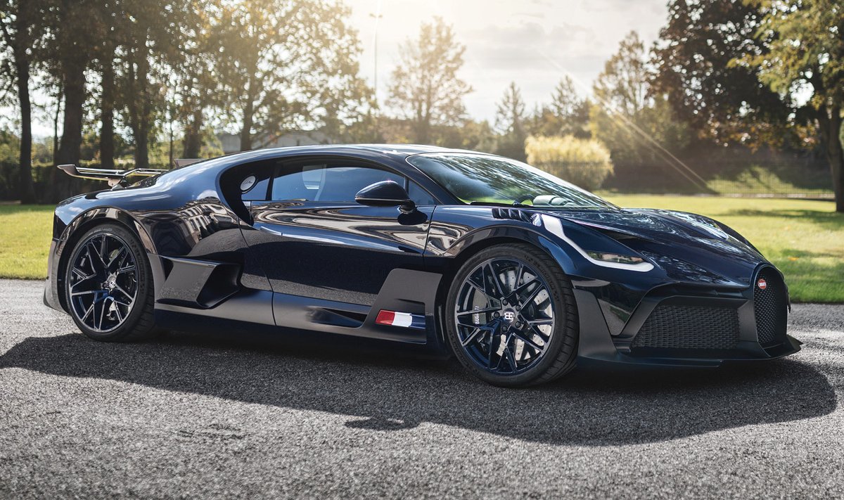 PREORDER HH Model 1:18 Bugatti Divo (Blue Carbon Fiber)