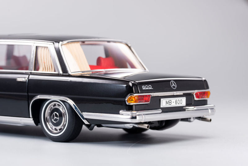 Kengfai 1:18 Mercedes-Benz Pullman (Black)