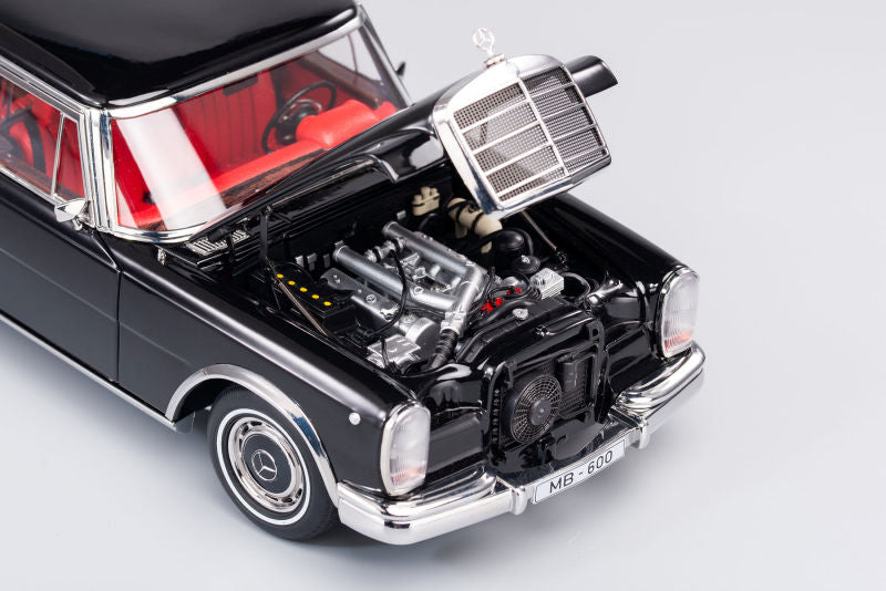 Kengfai 1:18 Mercedes-Benz Pullman (Black)