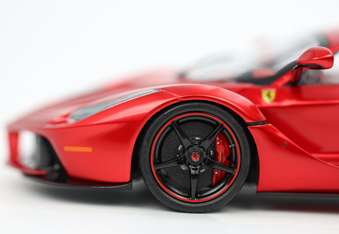 BBR 1:18 Ferrari Laferrari (Lewis Hamilton) - SPECIAL COFFRET
