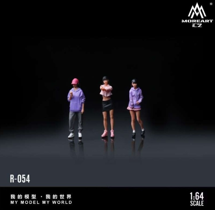 MoreArt 1:64 PLAYFUL GIRL DOLL SET