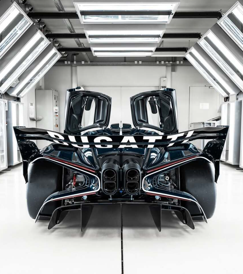 PREORDER HH Model 1:18 Bugatti Bolide (Deep Blue/Blue Carbon)