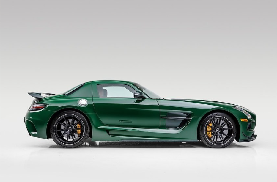 PREORDER HH Model 1:18 Mercedes-Benz SLS AMG Black Series (Irish Green)