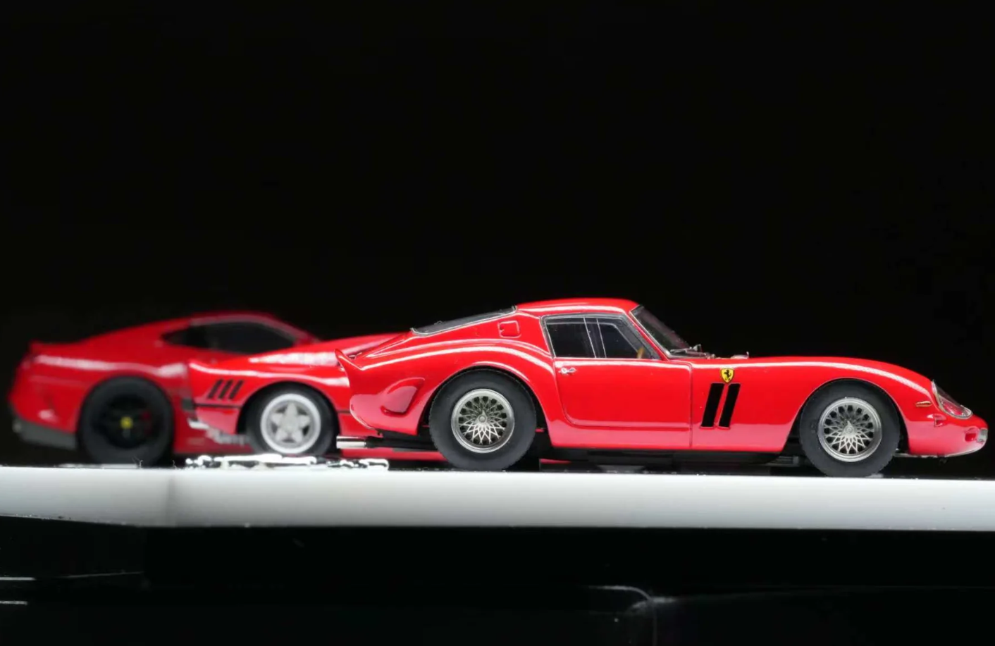 PREORDER DMY 1:64 Ferrari 250GTO & 288GTO & 599GTO (Three Car Set) - Rosso Corsa