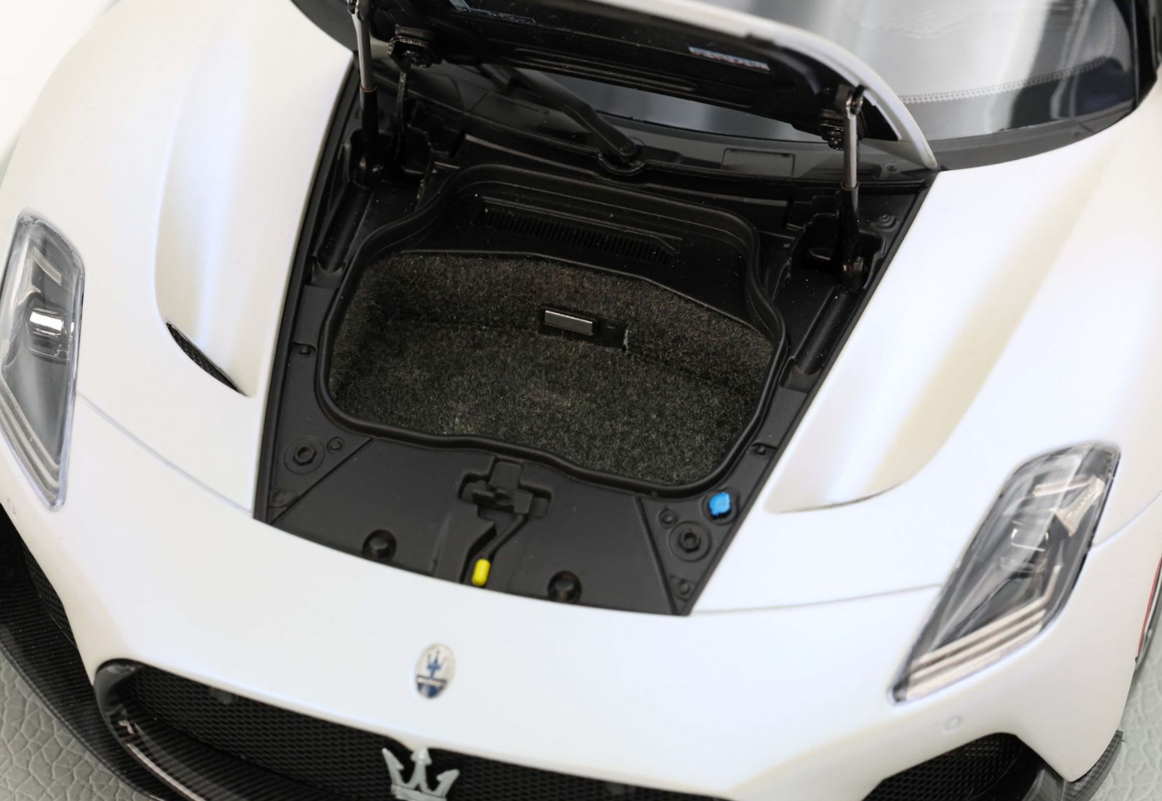 BBR 1:18 Maserati MC20 'OPEN' White Audace - Italian Flag