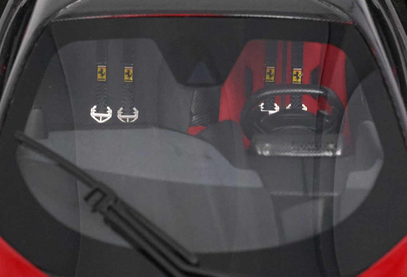 BBR 1:18 Ferrari F80 (Carbon Options) Rosso Supercar - bicolor wheels silver and carbon