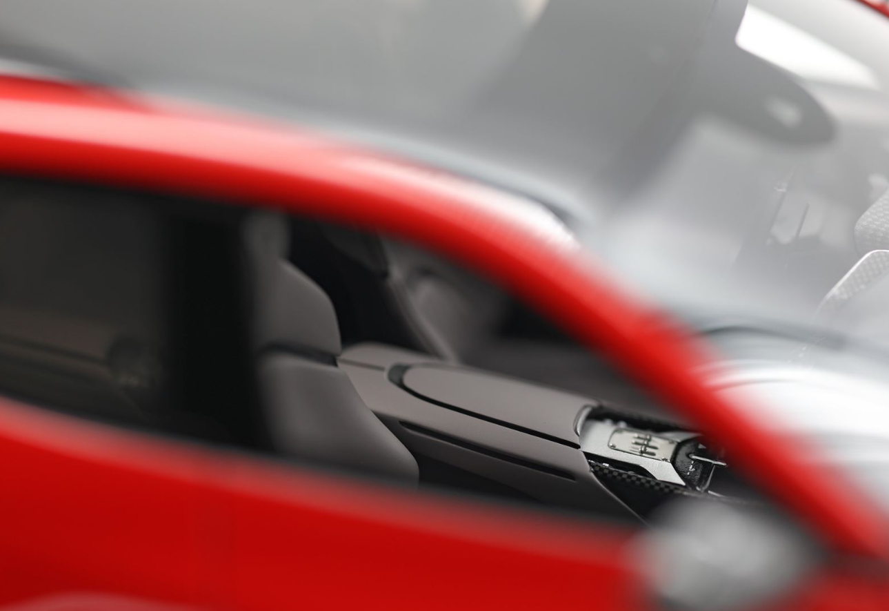 BBR 1:18 Ferrari Purosangue (Panoramic Roof) - Rosso Corsa