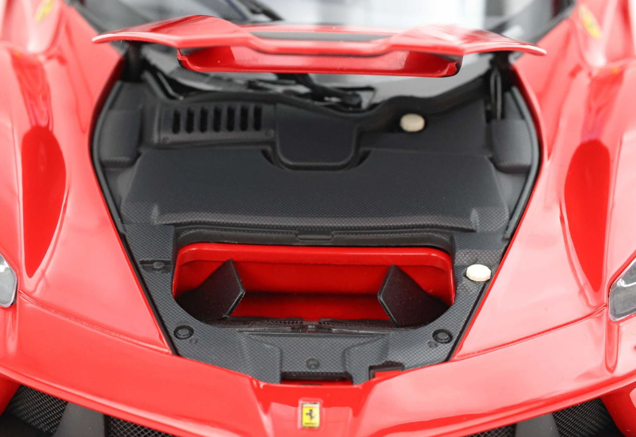 BBR 1:18 Ferrari Laferrari (Rosso Corsa 322 - 4 point safety belt) SPECIAL COFFRET