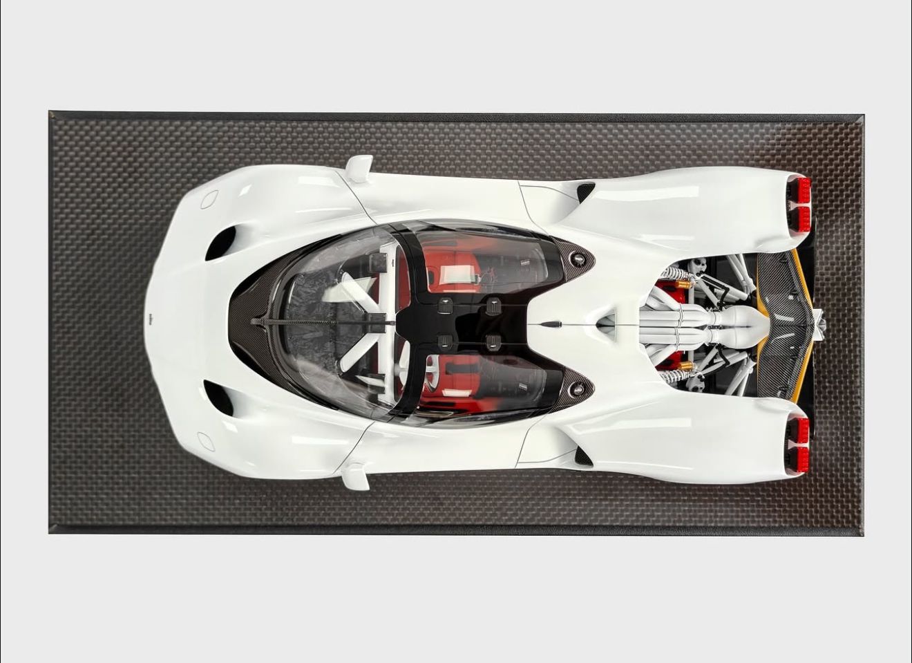 Frontiart 1:18 Nilu27 (White) - Preorder