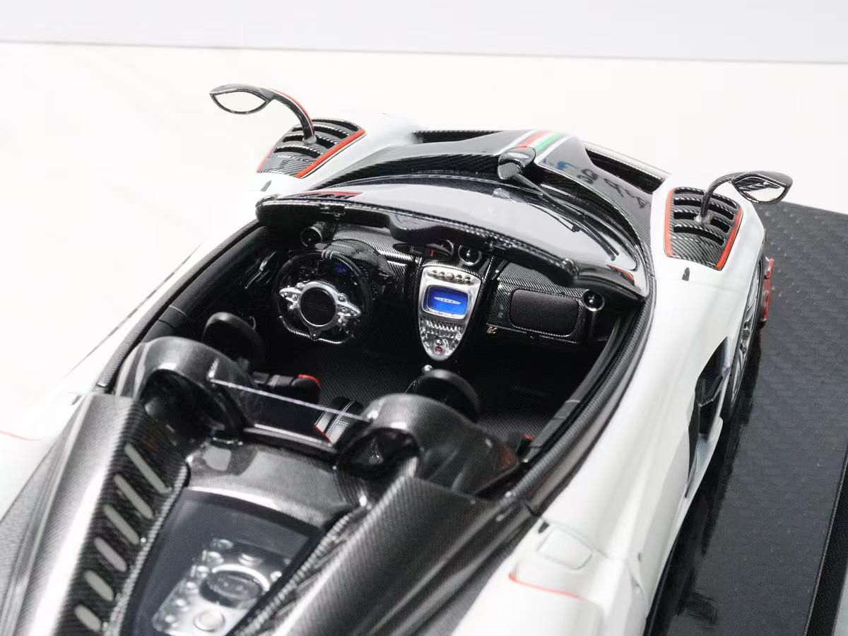 AustraLux Model 1:18 Pagani Huayra BC Roadster (White w/ Tricolore Stripe)