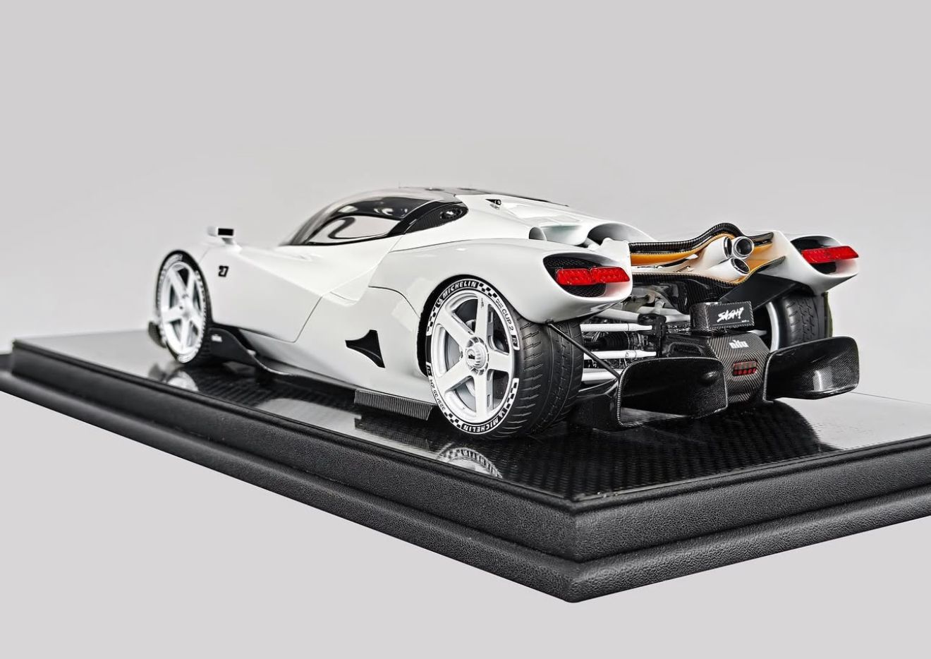 Frontiart 1:18 Nilu27 (White) - Preorder