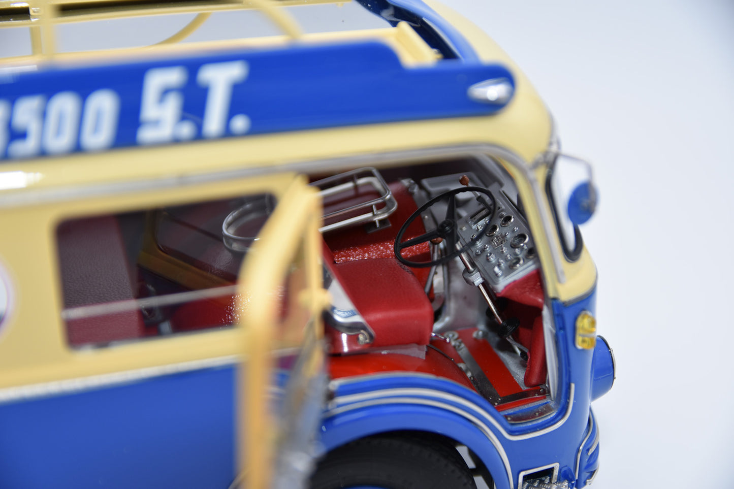 CMC 1:18 1957 Fiat 642 RN2 Bartoletti Maserati Race Car Transporter