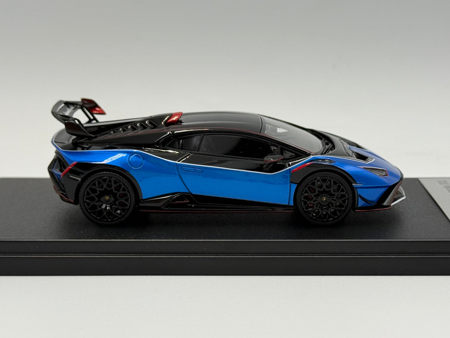 Looksmart 1:43 Lamborghini Huracan STJ (Blu Eliadi)