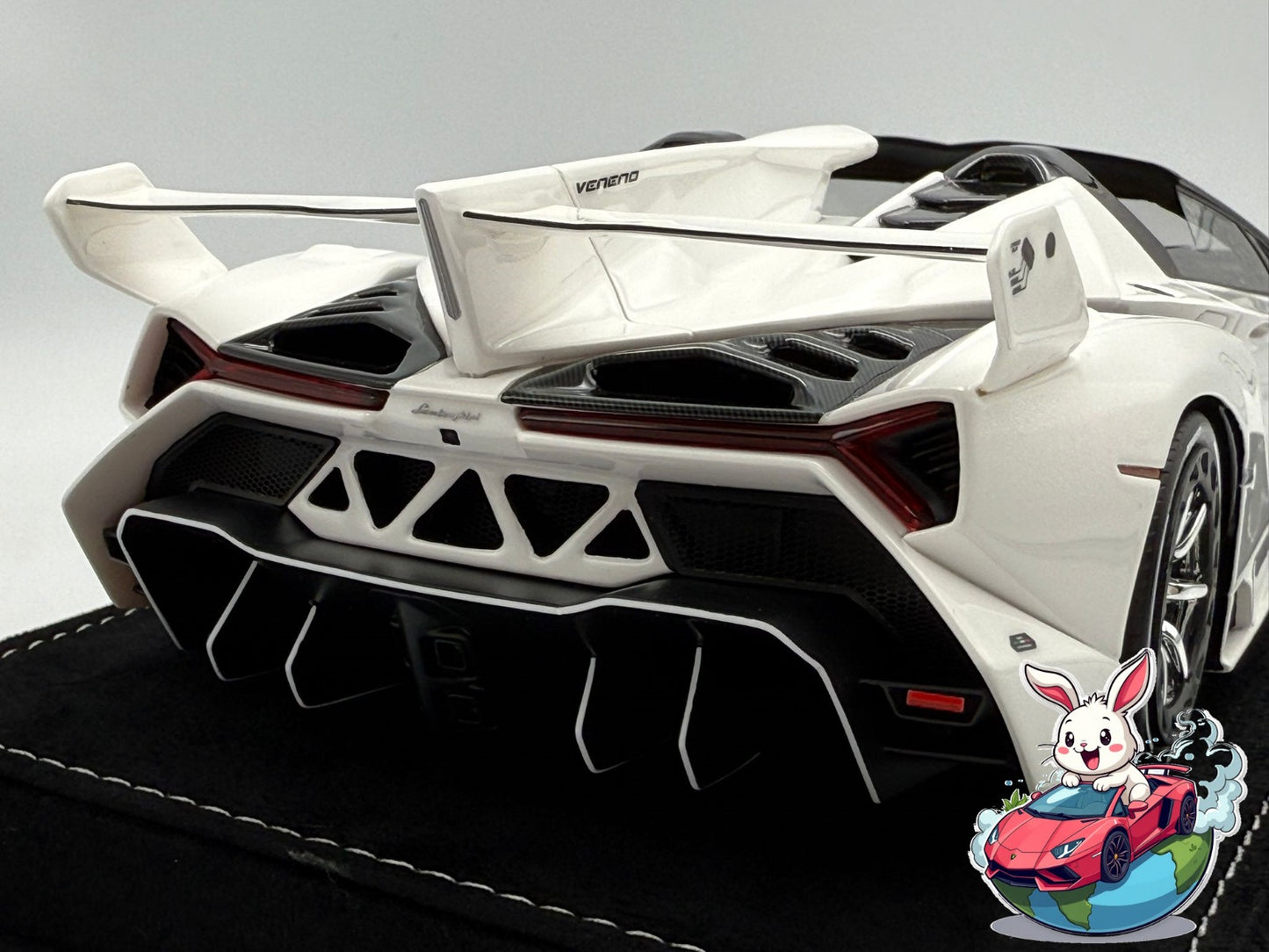 Henson & Heaven 1:18 Lamborghini Veneno Roadster (Ivory White)
