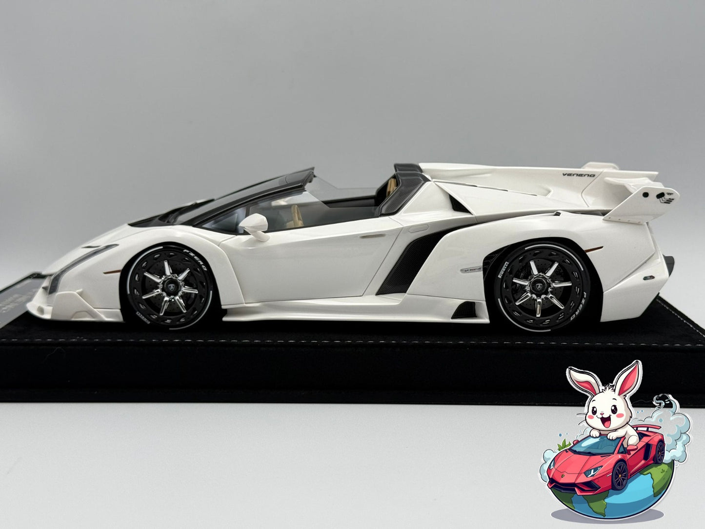 Henson & Heaven 1:18 Lamborghini Veneno Roadster (Ivory White)
