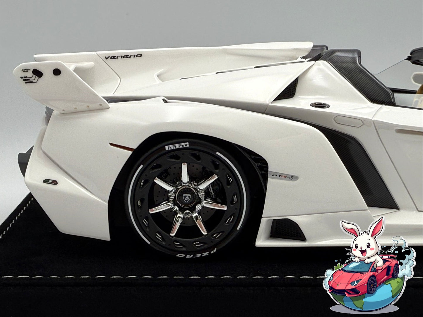 Henson & Heaven 1:18 Lamborghini Veneno Roadster (Ivory White)