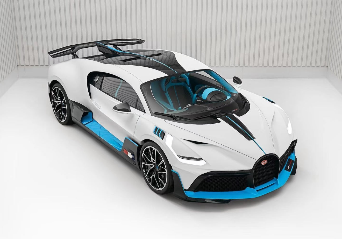 PREORDER Henson & Heaven 1:18 Bugatti Divo (Snowy White)