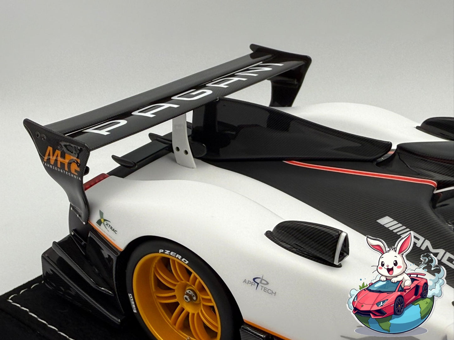 Henson & Heaven 1:18 Pagani Zonda R (White w/ Black Carbon)