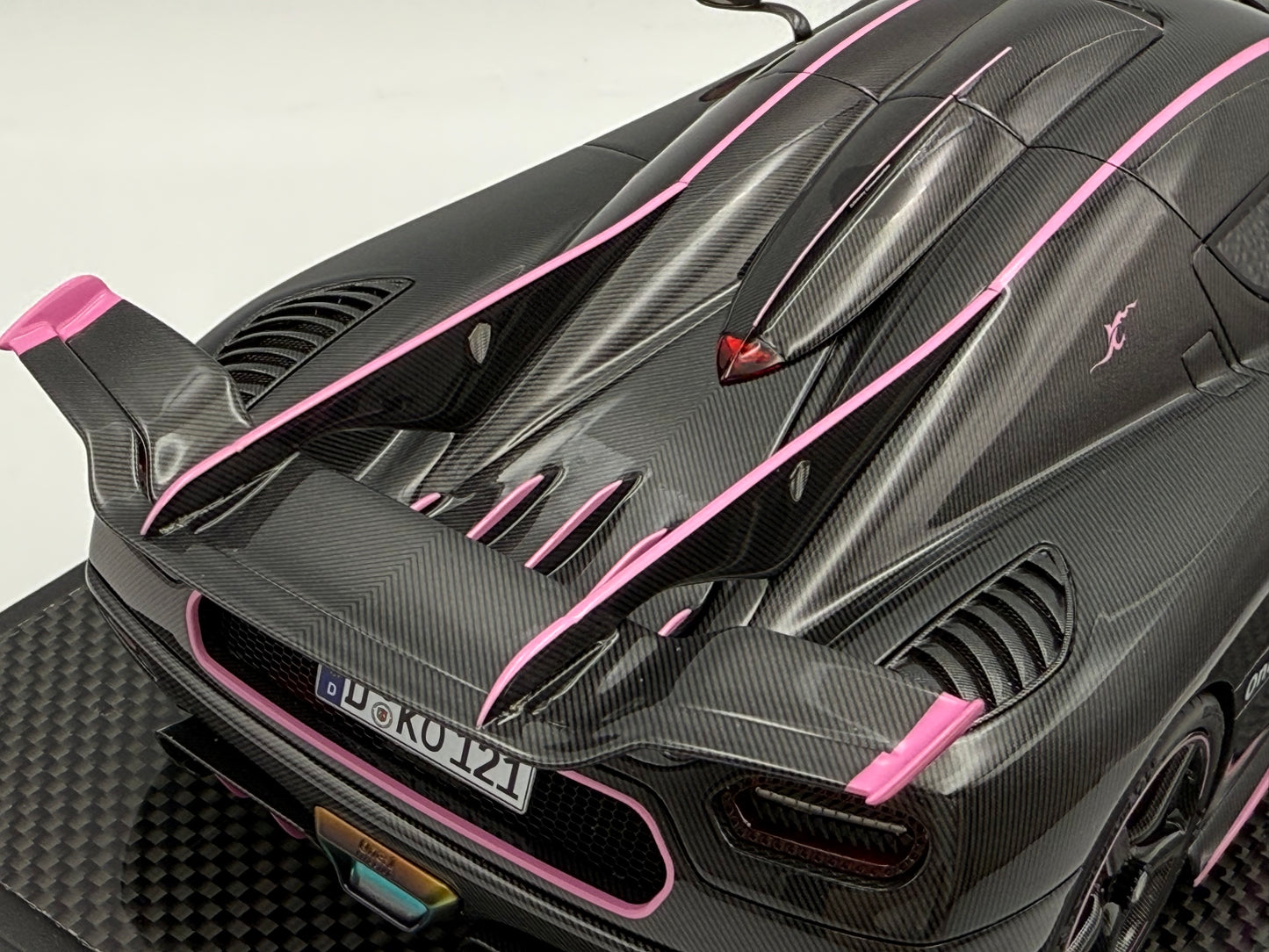 PREORDER VMB 1:18 Koenigsegg One:1 JC (Carbon/Pink)