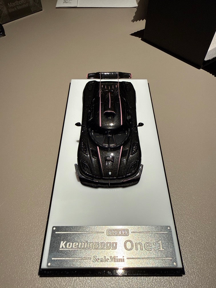 Scale Mini 1:64 Koenigsegg One:1 JC - Carbon/Pink