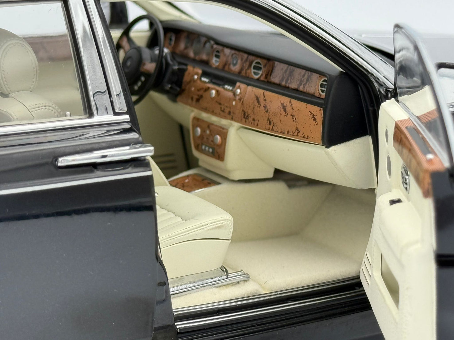 Kyosho Rolls-Royce Phantom EWB (Black/Silver)