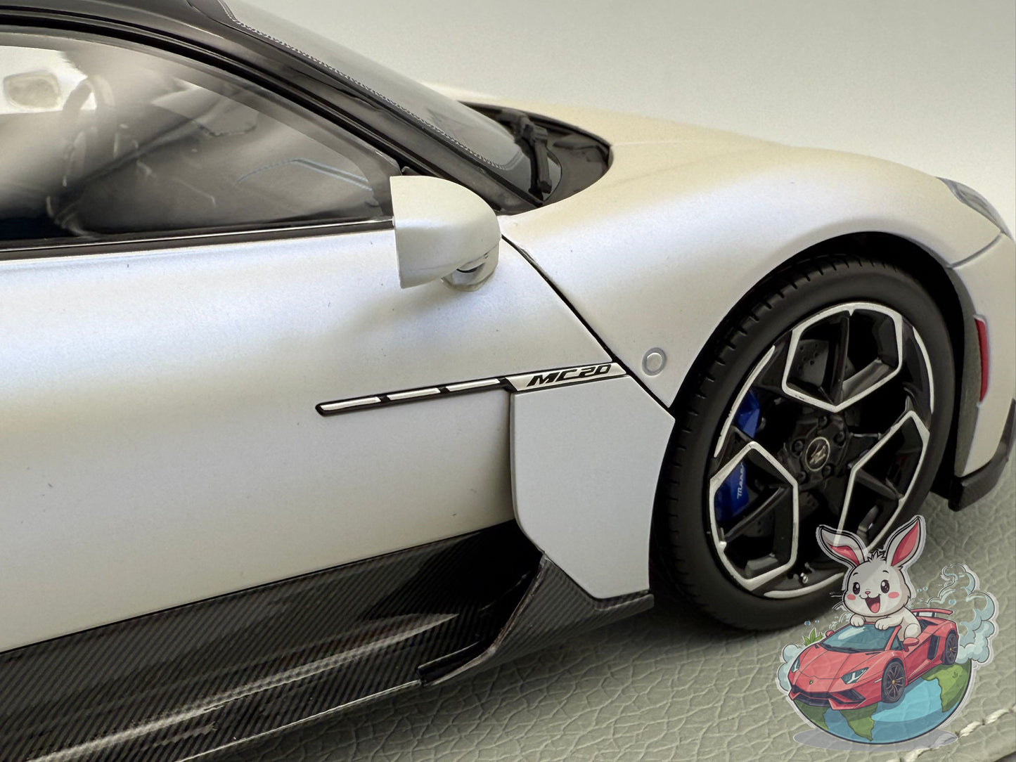 BBR 1:18 Maserati MC20 'OPEN/CLOSE' White Audace black roof