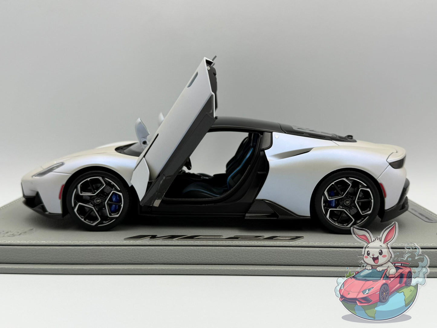 BBR 1:18 Maserati MC20 'OPEN/CLOSE' White Audace black roof