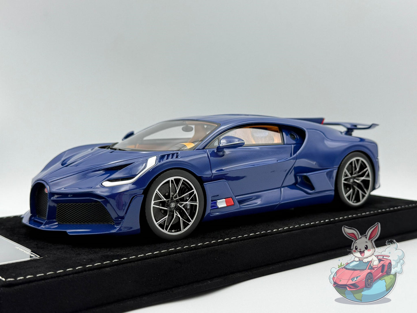 Henson & Heaven 1:18 Bugatti Divo (Blue Carbon Fiber)