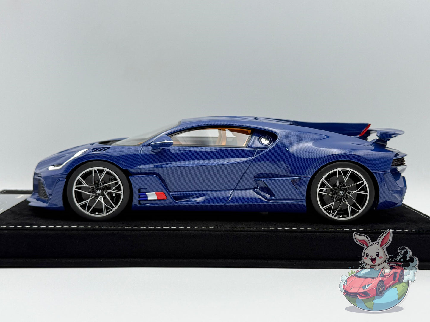 Henson & Heaven 1:18 Bugatti Divo (Blue Carbon Fiber)