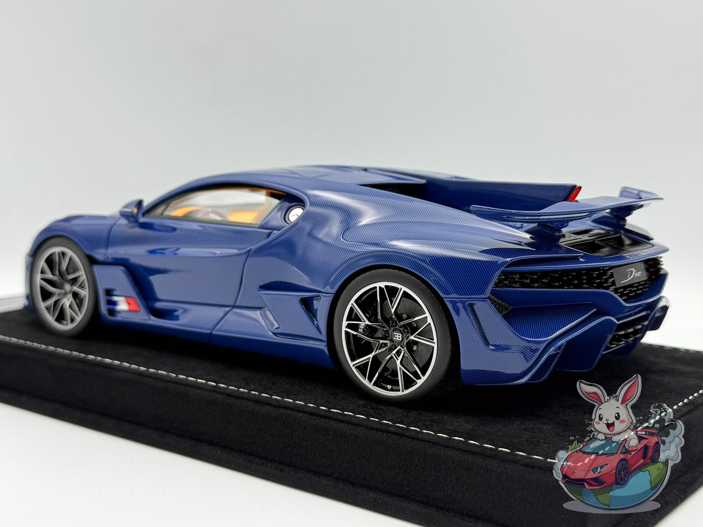 Henson & Heaven 1:18 Bugatti Divo (Blue Carbon Fiber)