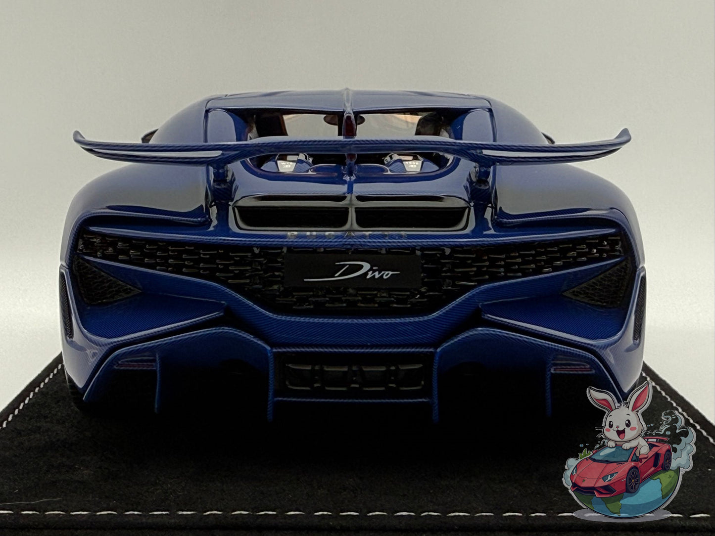 Henson & Heaven 1:18 Bugatti Divo (Blue Carbon Fiber)