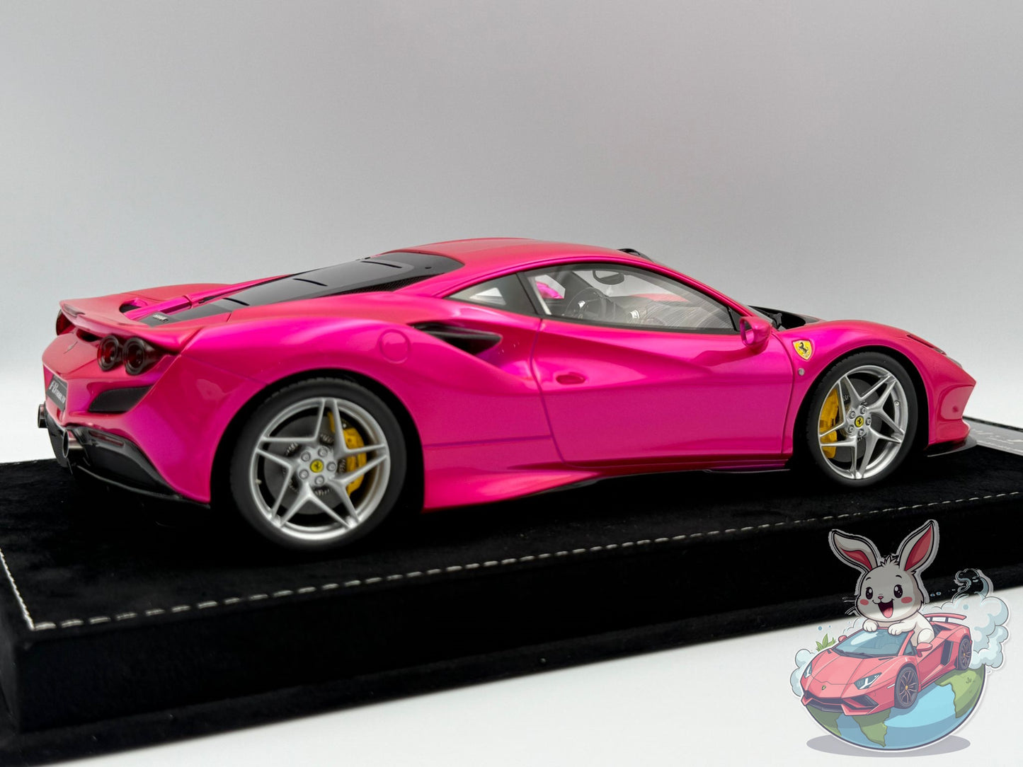 HH Model 1:18 Ferrari F8 Tributo (Flash Pink)