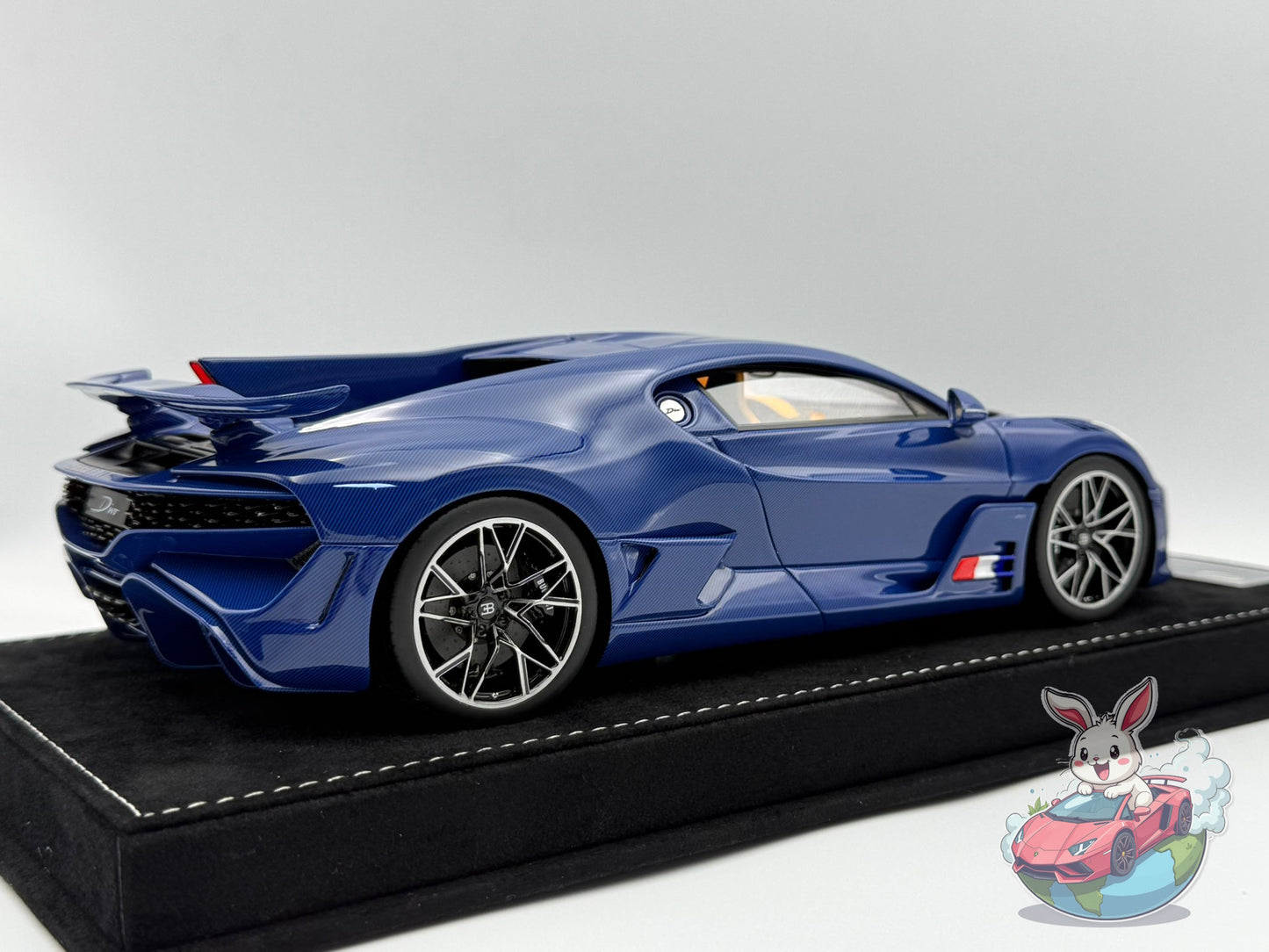 Henson & Heaven 1:18 Bugatti Divo (Blue Carbon Fiber)