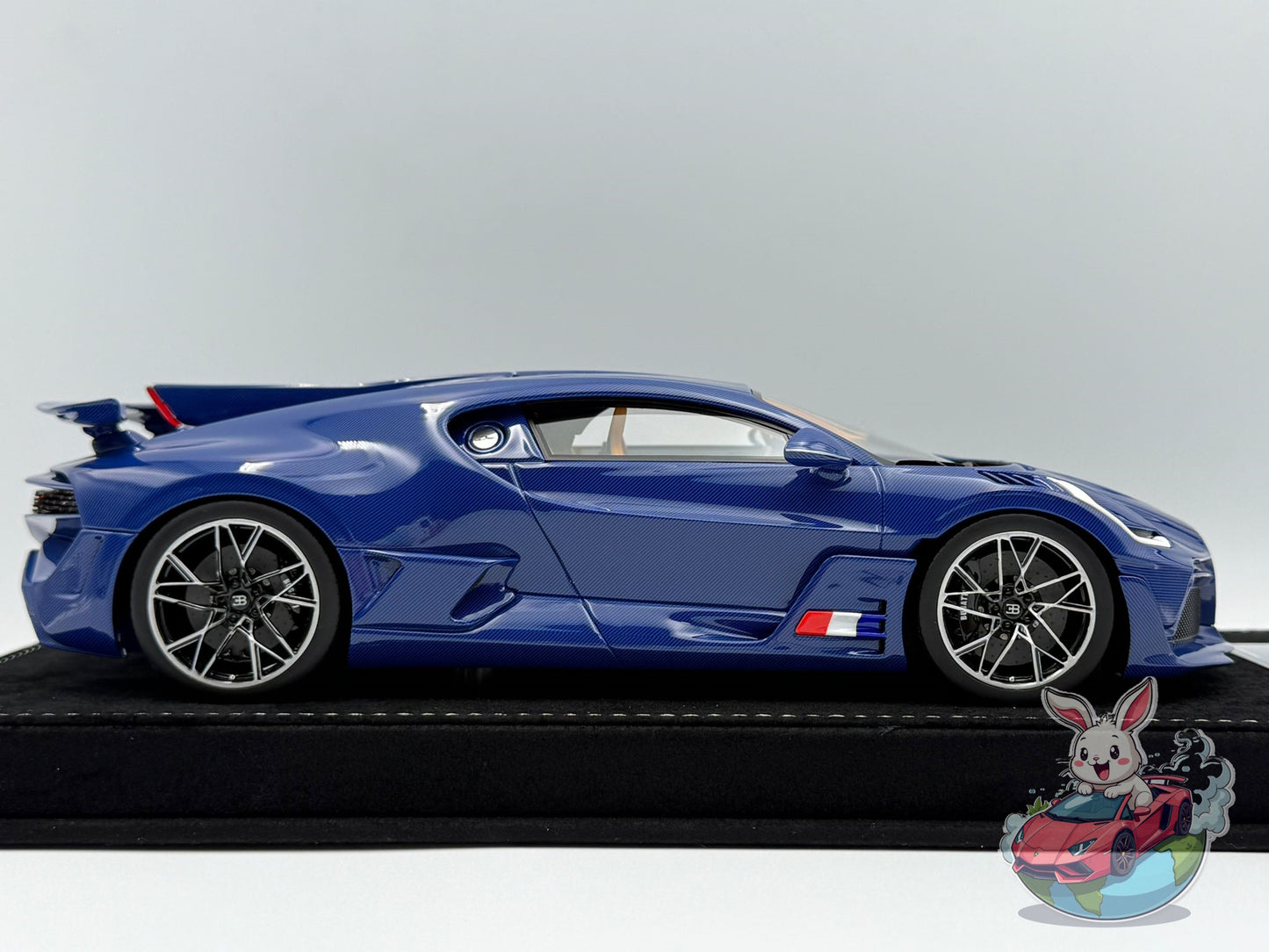 Henson & Heaven 1:18 Bugatti Divo (Blue Carbon Fiber)