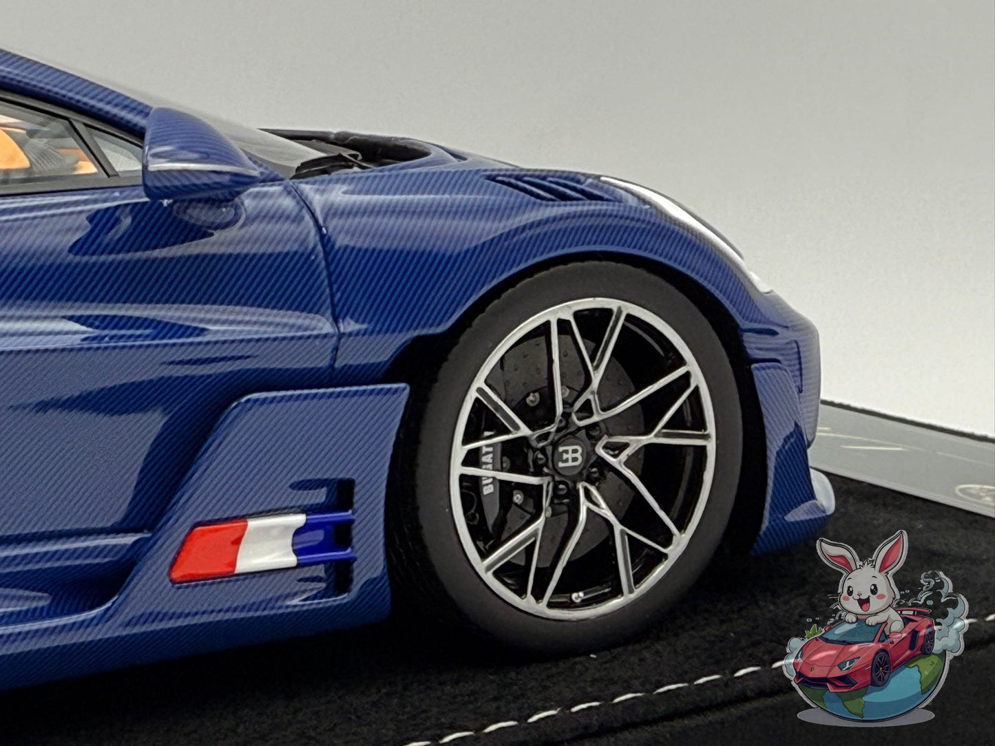 Henson & Heaven 1:18 Bugatti Divo (Blue Carbon Fiber)