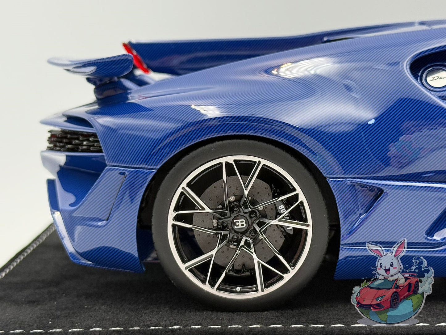 Henson & Heaven 1:18 Bugatti Divo (Blue Carbon Fiber)