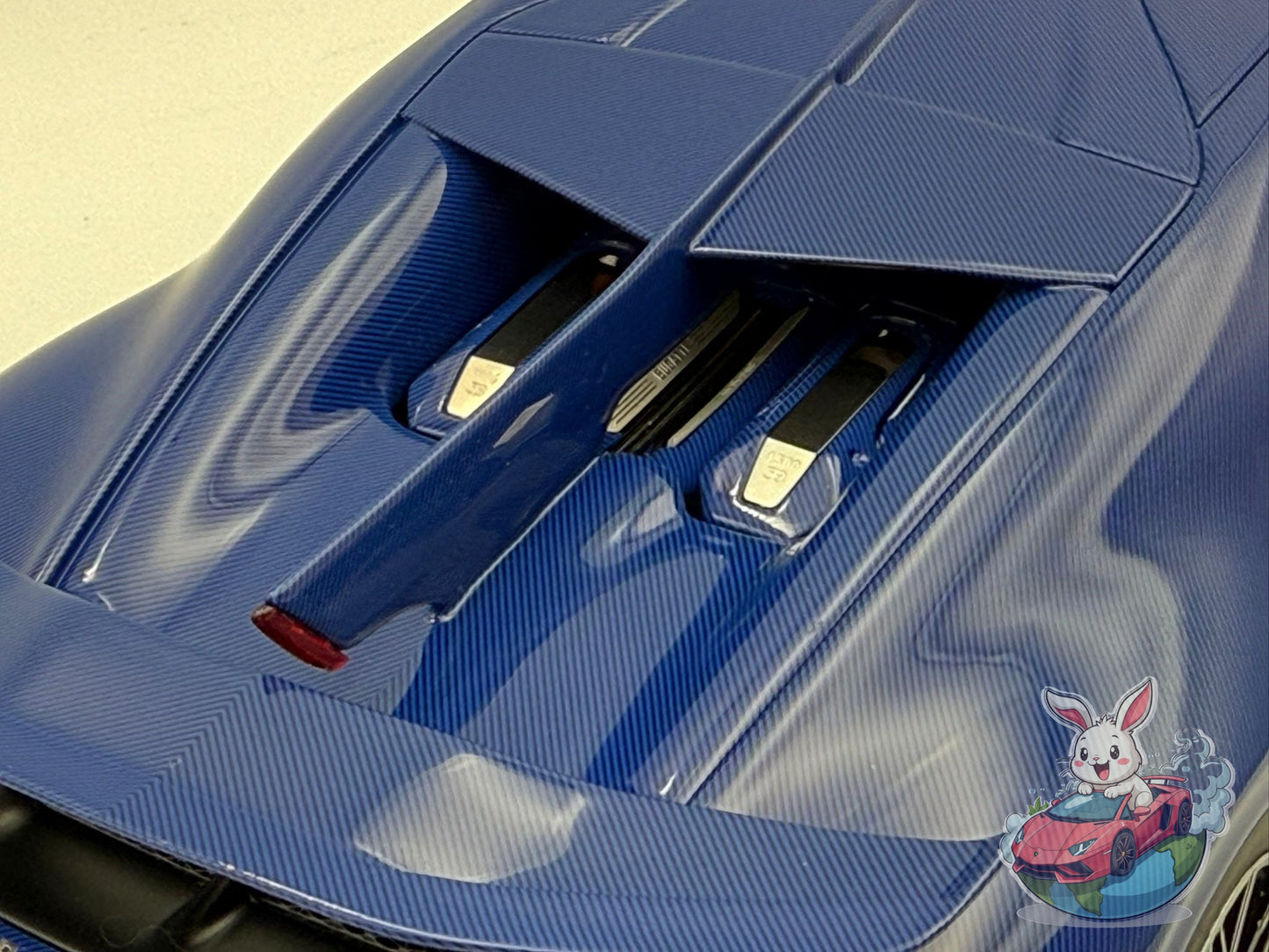 Henson & Heaven 1:18 Bugatti Divo (Blue Carbon Fiber)