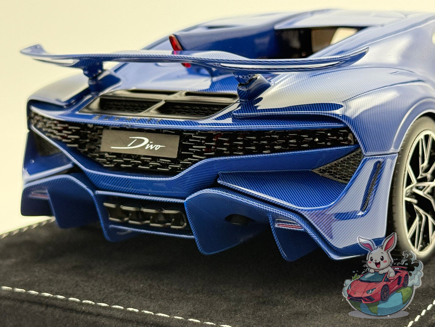 Henson & Heaven 1:18 Bugatti Divo (Blue Carbon Fiber)