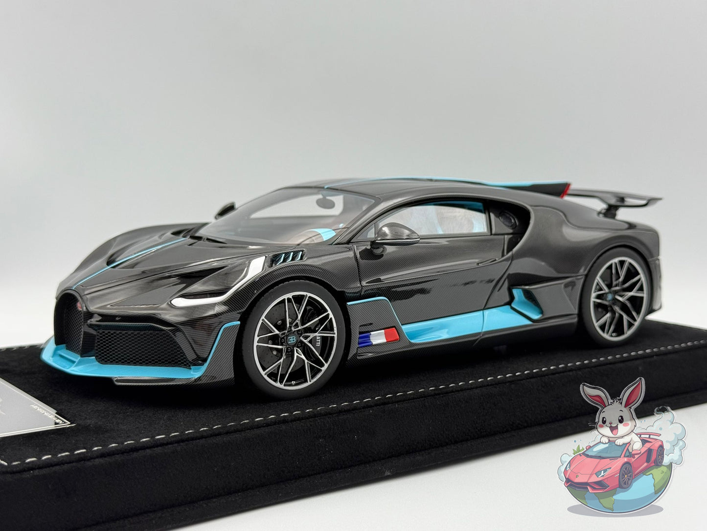 Henson & Heaven 1:18 Bugatti Divo (Carbon Fiber - Tiffany)