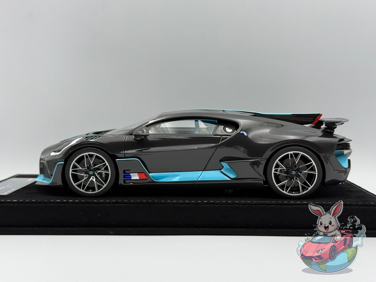 Henson & Heaven 1:18 Bugatti Divo (Carbon Fiber - Tiffany)