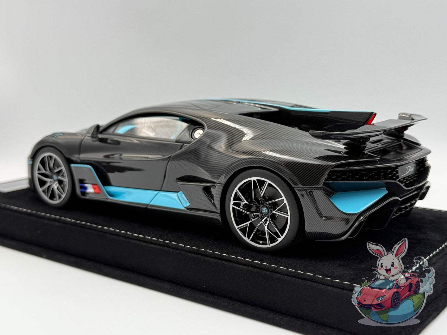 Henson & Heaven 1:18 Bugatti Divo (Carbon Fiber - Tiffany)