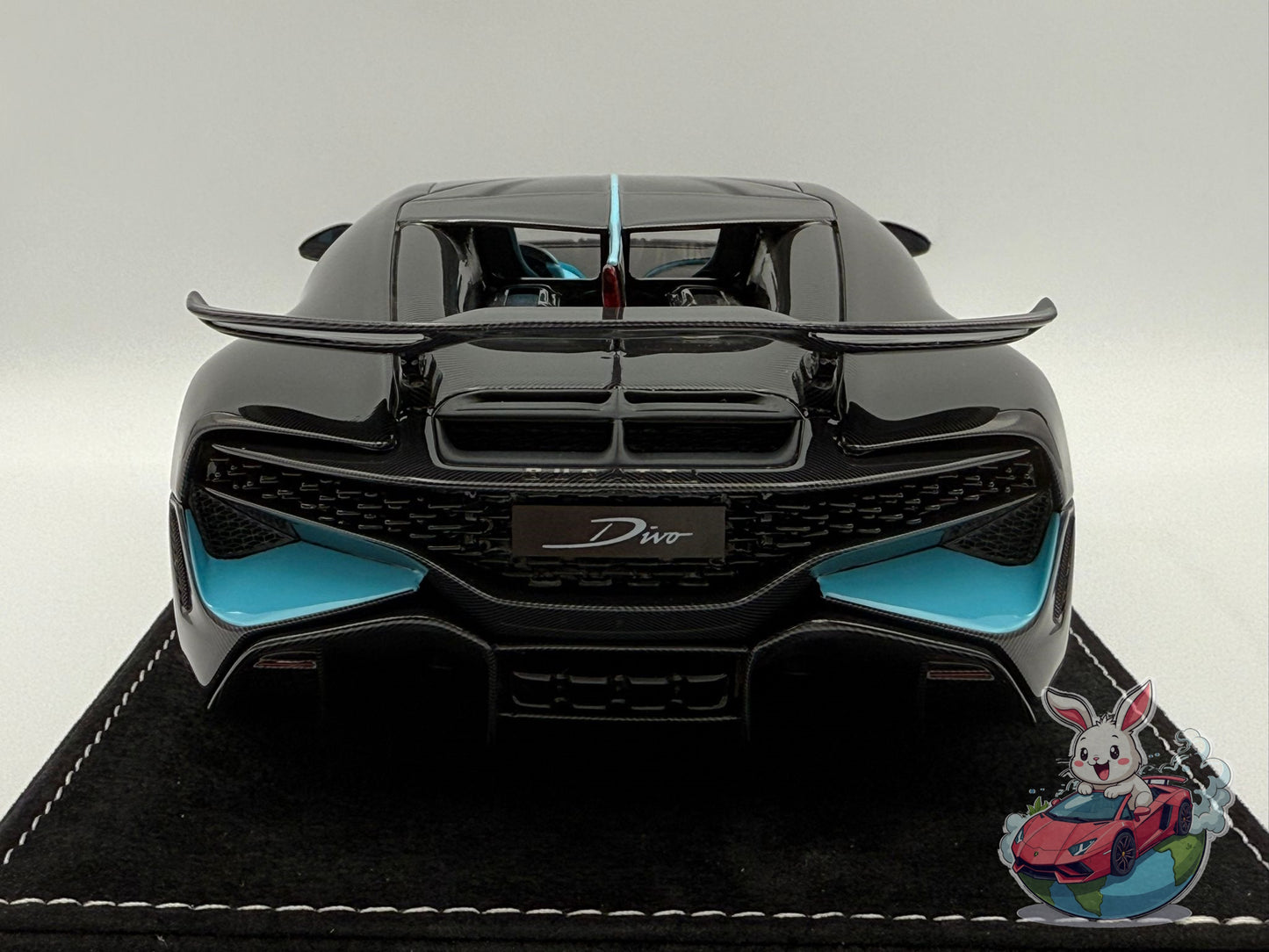 Henson & Heaven 1:18 Bugatti Divo (Carbon Fiber - Tiffany)