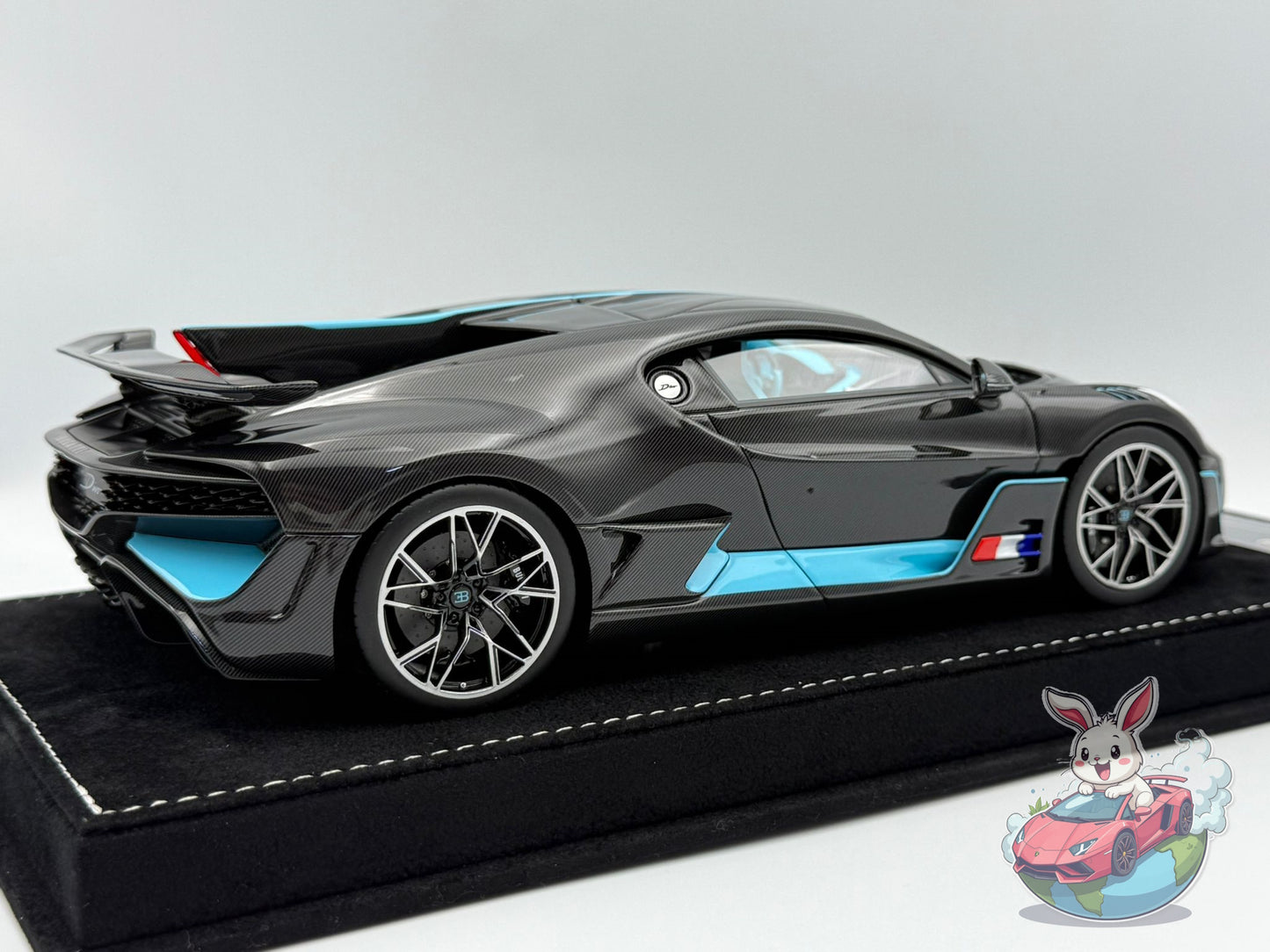 Henson & Heaven 1:18 Bugatti Divo (Carbon Fiber - Tiffany)