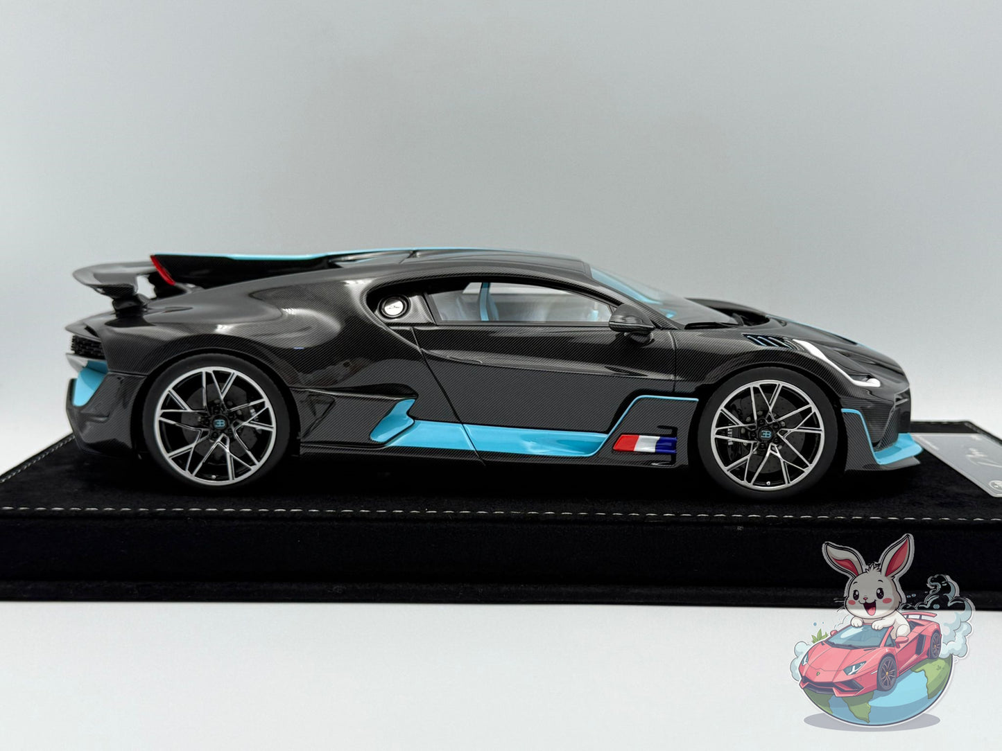 Henson & Heaven 1:18 Bugatti Divo (Carbon Fiber - Tiffany)