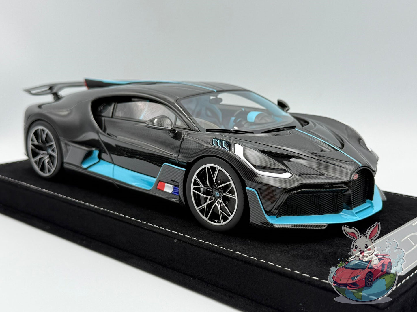 Henson & Heaven 1:18 Bugatti Divo (Carbon Fiber - Tiffany)
